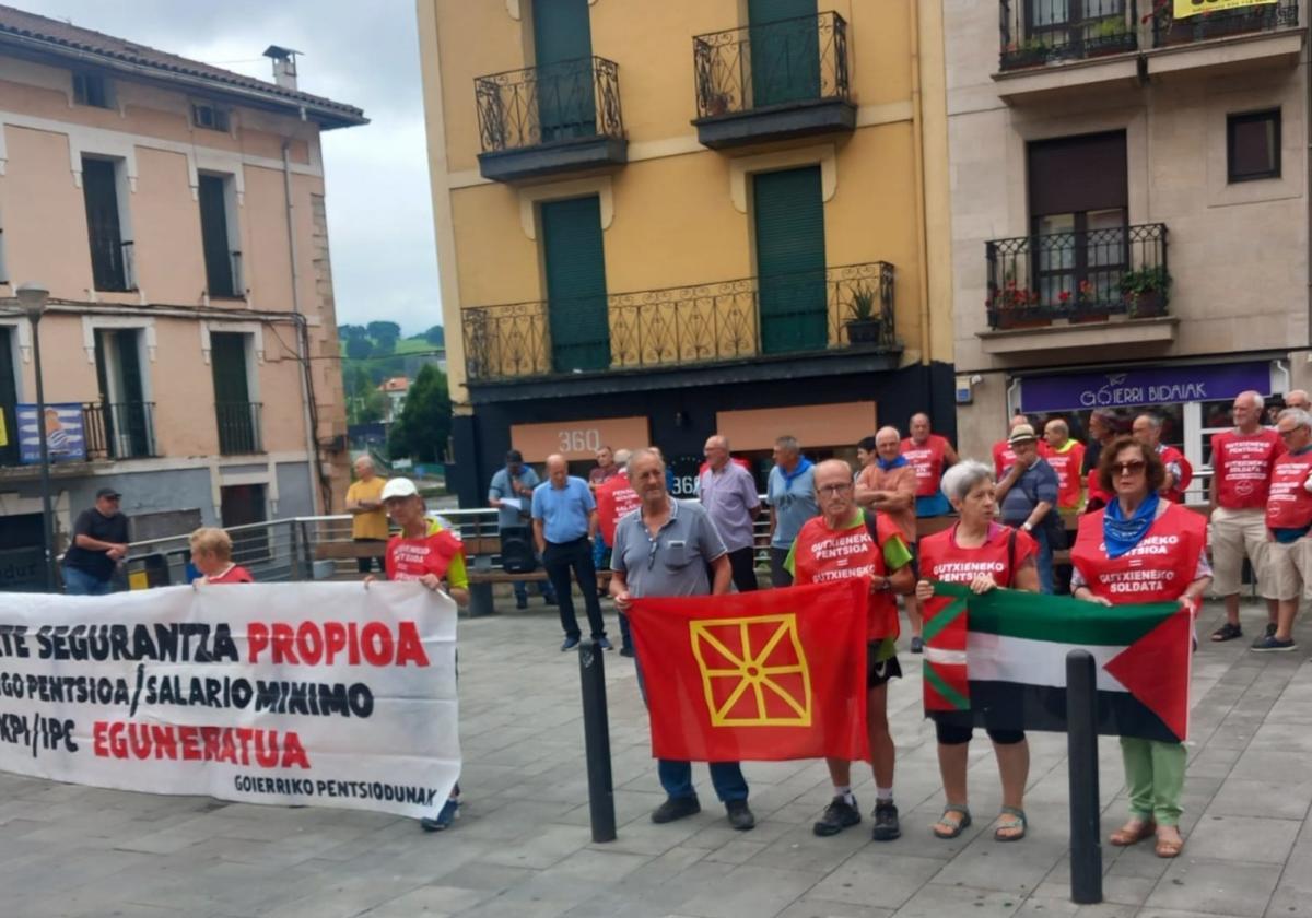 Imagen de los pensionistas, reunidos en la plaza Zubimusu el pasado lunes.