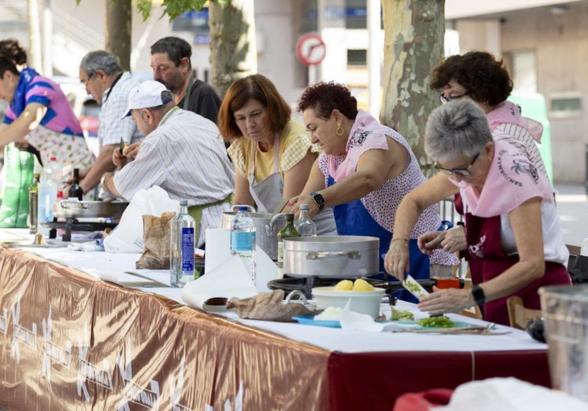 Un total de once parejas tomaron parte en el concurso de marmitako de San Juan Txik. M. A. ERRASTi