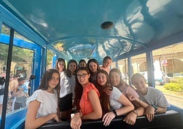 El bucólico tren txu-txu sigue teniendo un público fiel entre niños y niñas de muy distintas edades.