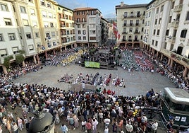Haurren XLV. Agerraldia.Lau taldeak elkarrekin jotzen, irudi ederra osatu zuten.