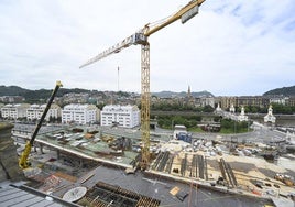 Vista de las obras de la futura plaza elevada de Atotxa tomada desde el prisma de Tabakalera.