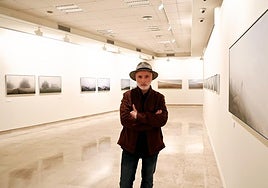 Cormán, en la exposición de la Casa de Cultura de Okendo.
