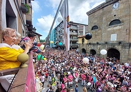 Txupinazo de este mediodía a cargo de 'Las Chicas de Oro' desde el balcón del antiguo Ayuntamiento