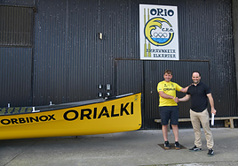 Jon Olasagasti y Javier Etxarri estrechan la mano tras el acuerdo de colaboración.