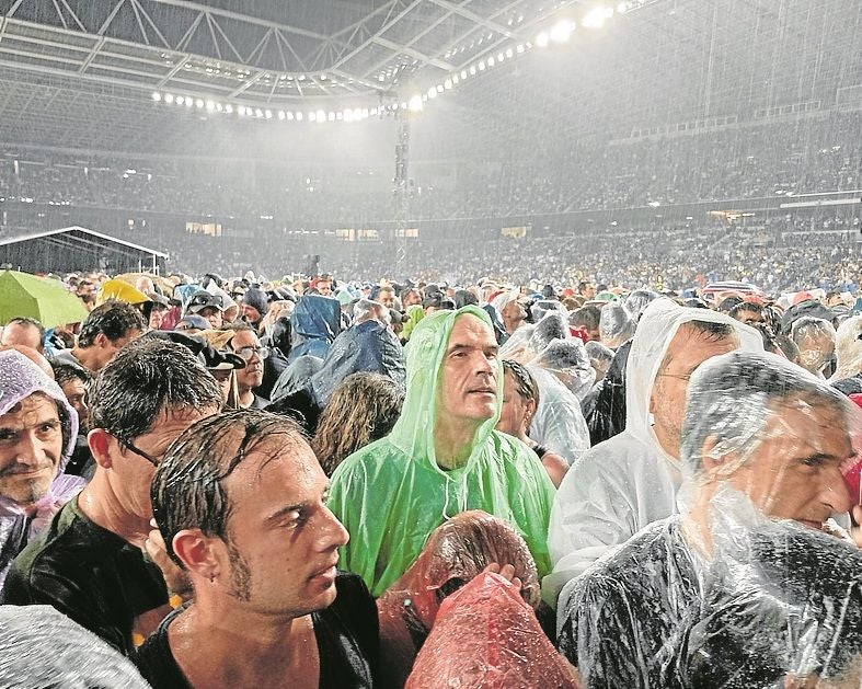El público más cercano al escenario aguantó en pista el parón y la reanudación del concierto.