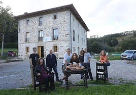 Habitantes del caserío Gordexola, en Bizkaia, modelo que Ametsak Sortzen busca extender.