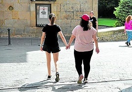 Una pareja de mujeres pasea por Arrasate.