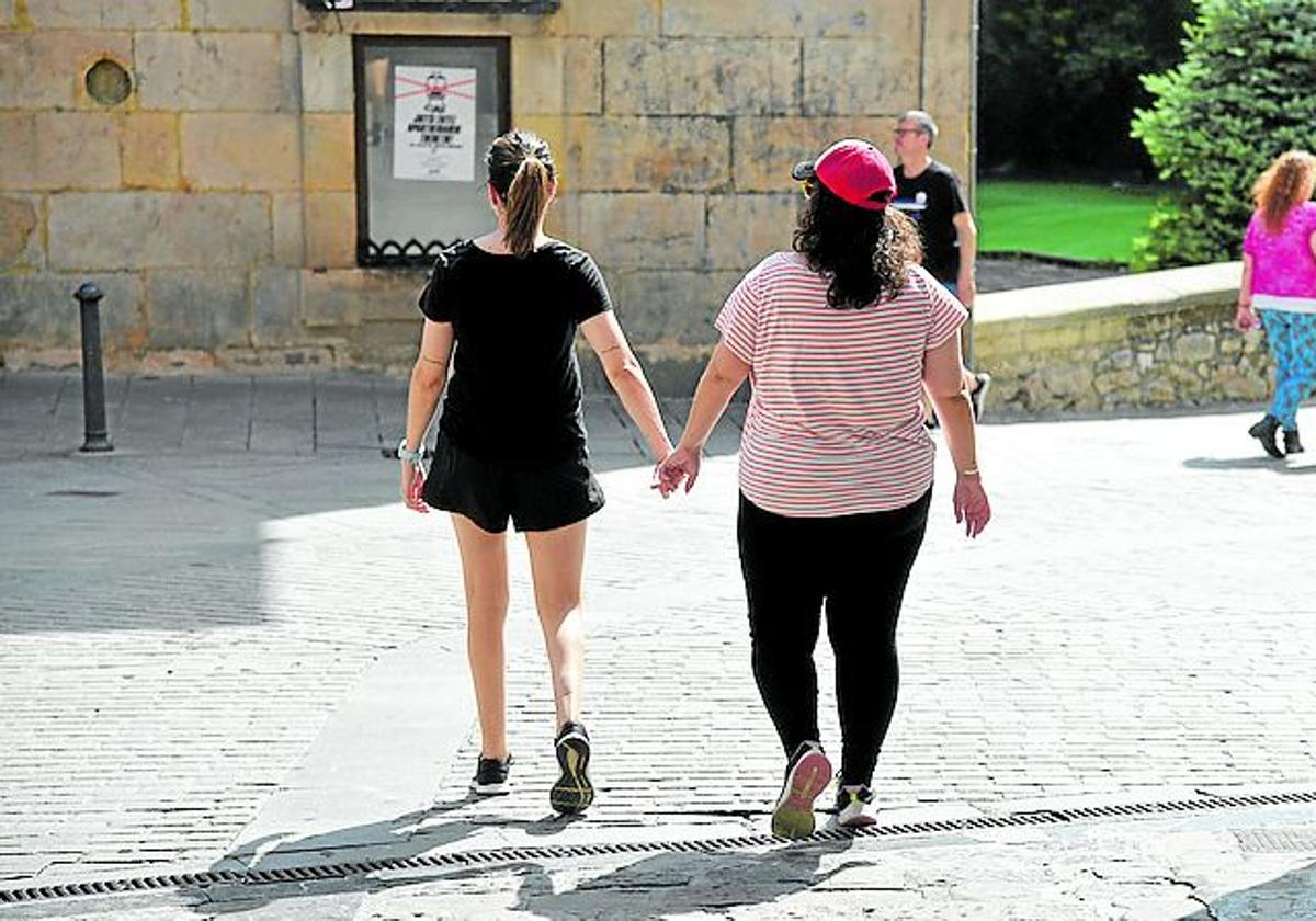 Una pareja de mujeres pasea por Arrasate.