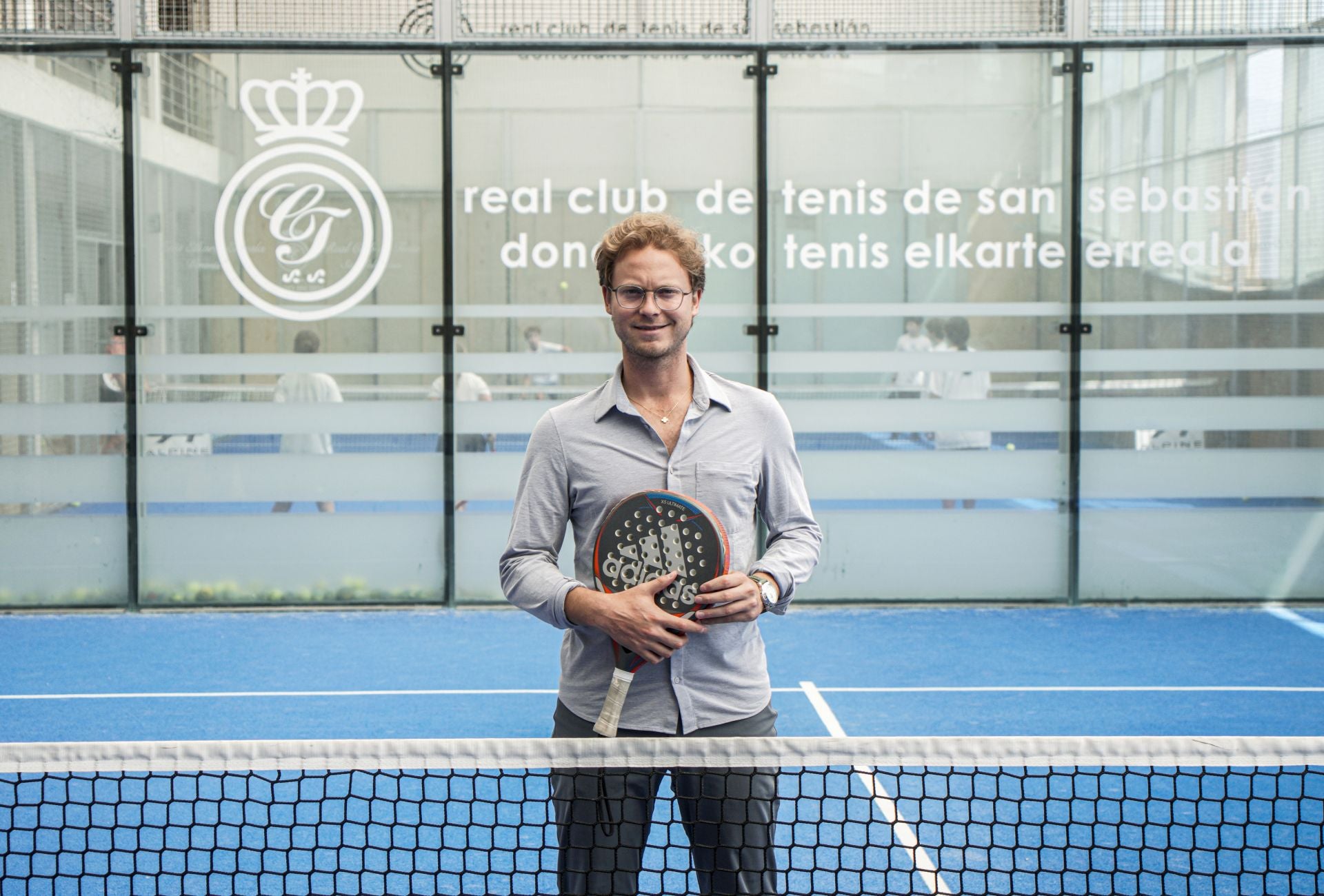 Gustavo Santoscoy posa en una pista de pádel del Real Club de Tenis de San Sebastián