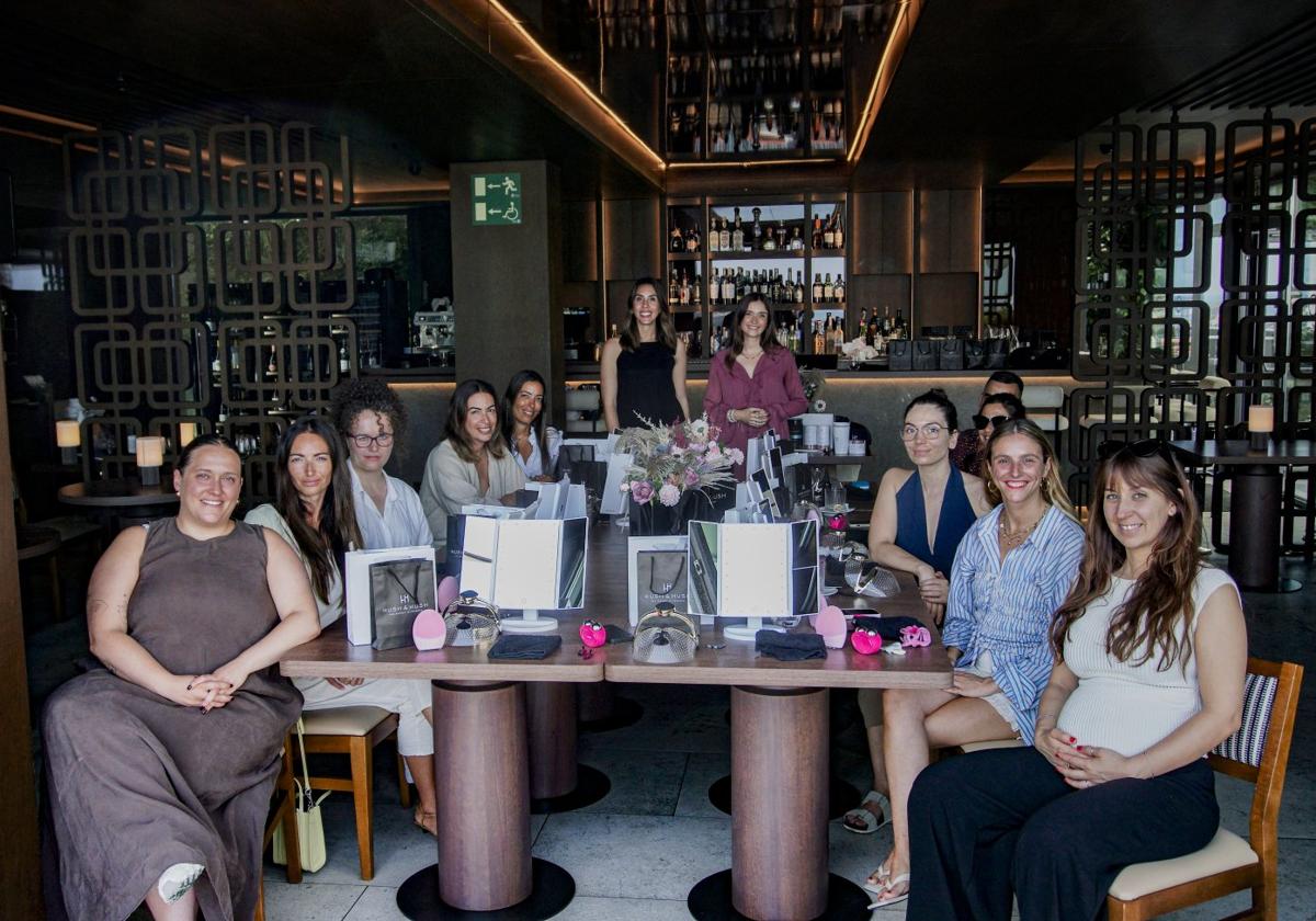 Sara Riballo, de Foreo España, y Patricia García, de Hush & Hush, en el encuentro 'beauty' organizado en Nobu San Sebastián.