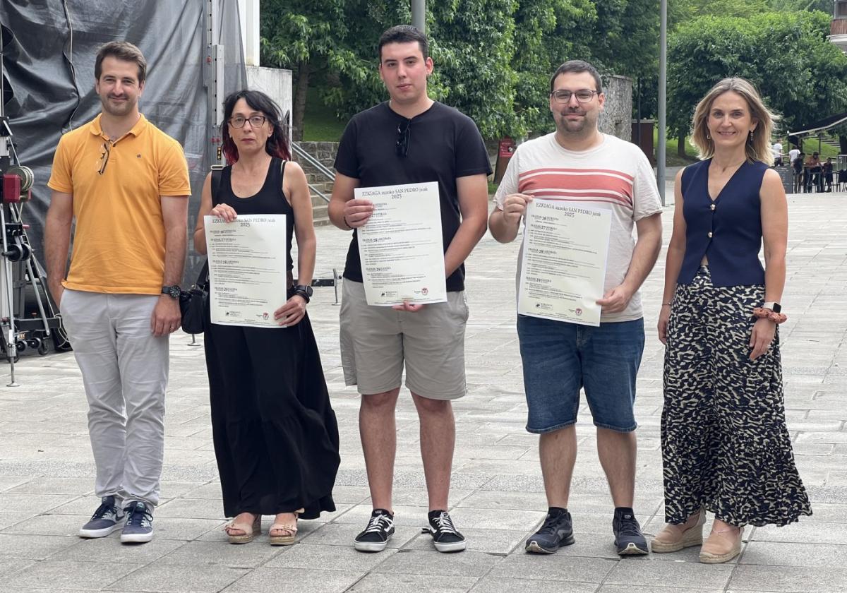 Representantes municipales y locales, durante la presentación de las fiestas de San Pedro.