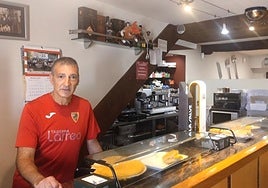 Rodríguez detrás de la barra en la que ha metido miles de horas.