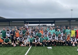 Participantes en el torno posaron juntos en una gran foto de familia.