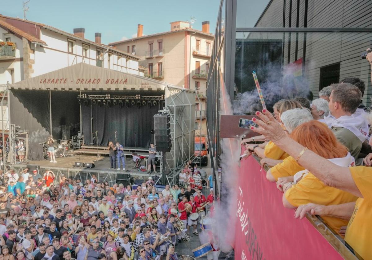 Con la plaza abarrotada de vecinos, a las siete de la tarde se realizaba el pregón y el txupinazo desde el nuevo Consistorio.
