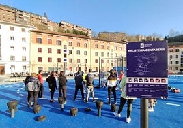 Curso de Donostia Kirola en el parque de calistenia de Benta Berri con un monitor especializado.
