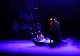 Ana San Martín y Manu Pilas, en un momento del musical.