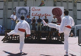 Un homenaje anterior a Zarra delante del estadio de Anoeta, zona en la que falleció el 30 de junio de 1995.