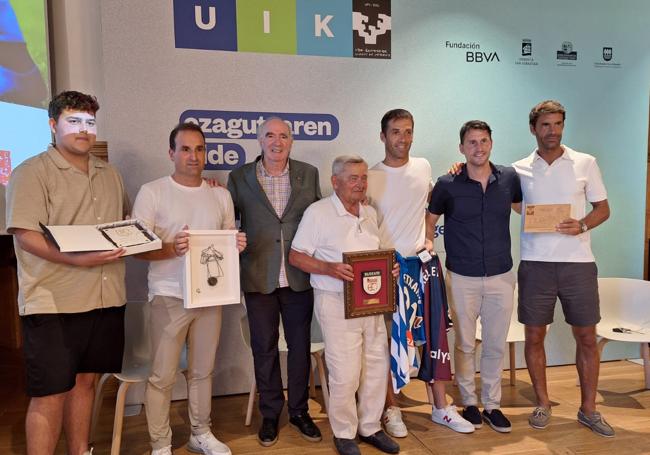 Iribar, Prieto, Labaka, Arrasate y San José, junto a Mikel Etxarri y su nieto con los regalos recibidos.