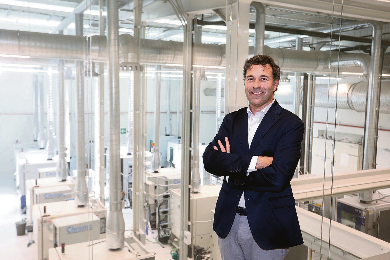 El diputado foral de Promoción Económica y Proyectos Estratégicos, Unai Andueza, posa en las nuevas instalaciones de MUBIL en Eskuzaitzeta la semana pasada, con los laboratorios tras él.