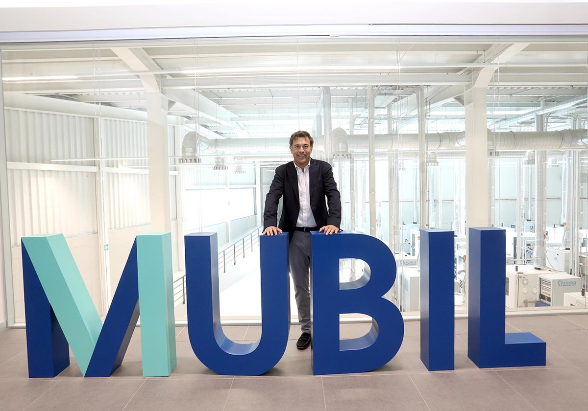 Unai Andueza, diputado de Promoción Económica y Proyectos Estratégicos, posa en las nuevas instalaciones de MUBIL en Eskuzaitzeta.