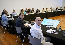 Integrantes de la Mesa del Pacto Vasco de Salud, en la reunión celebrada ayer en Bilbao, con el consejero Alberto Martínez al frente.