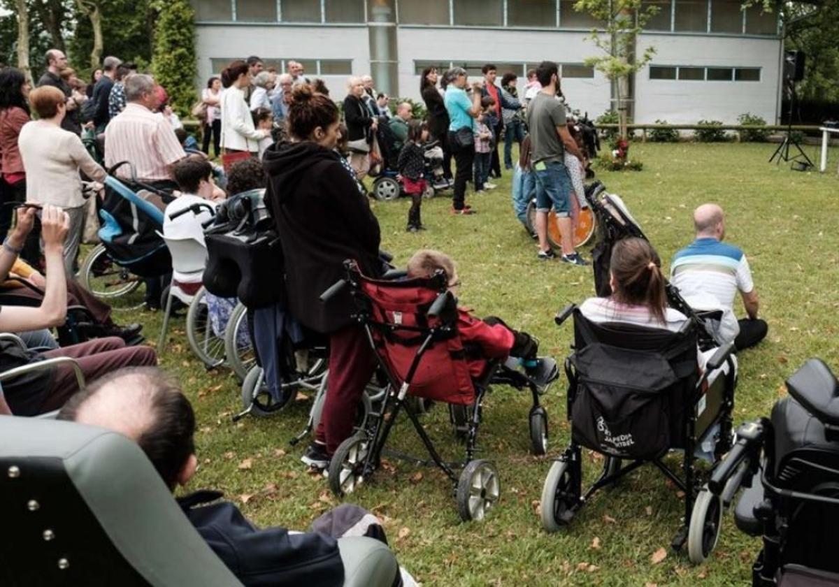 La comunidad educativa de Aspace Gipuzkoa, en unas jornadas al aire libre, en una imagen de archivo.