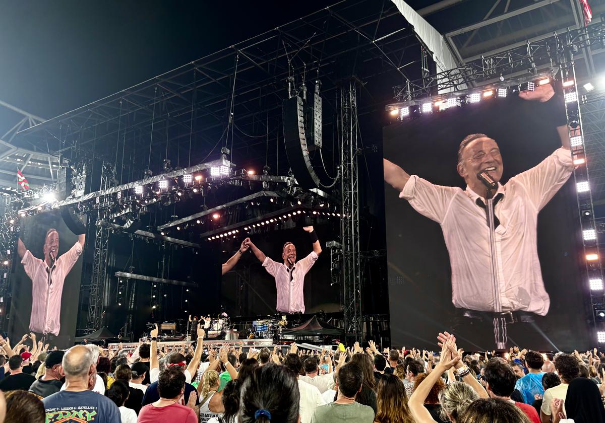 Springsteen se despide de Anoeta, empapado, pasadas las doce y media de la noche del martes.