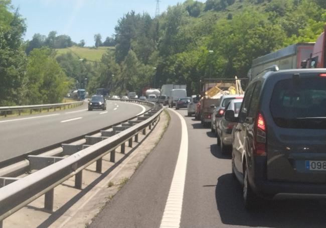 Retenciones cerca del túnel de Meaga en la AP-8.