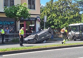 El vehículo boca abajo en Ategorrieta, después de llevarse una señal con radar disuasorio por delante.