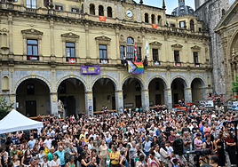 Cientos de personas participaron en Hernani en la convocatoria de condena por las «agresiones racistas» que se produjeron el lunes.