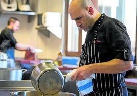 Luis, trajinando en la cocina de su reconocido Lera.