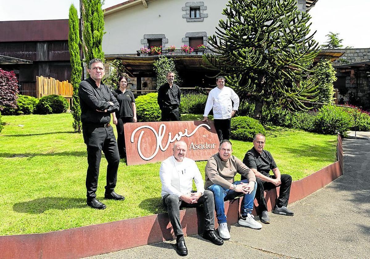 El equipo del Asador Olivi, en el hermoso jardín del restaurante.
