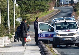 La Police Nationale traslada a un migrante hasta el puente Santiago de Irun.