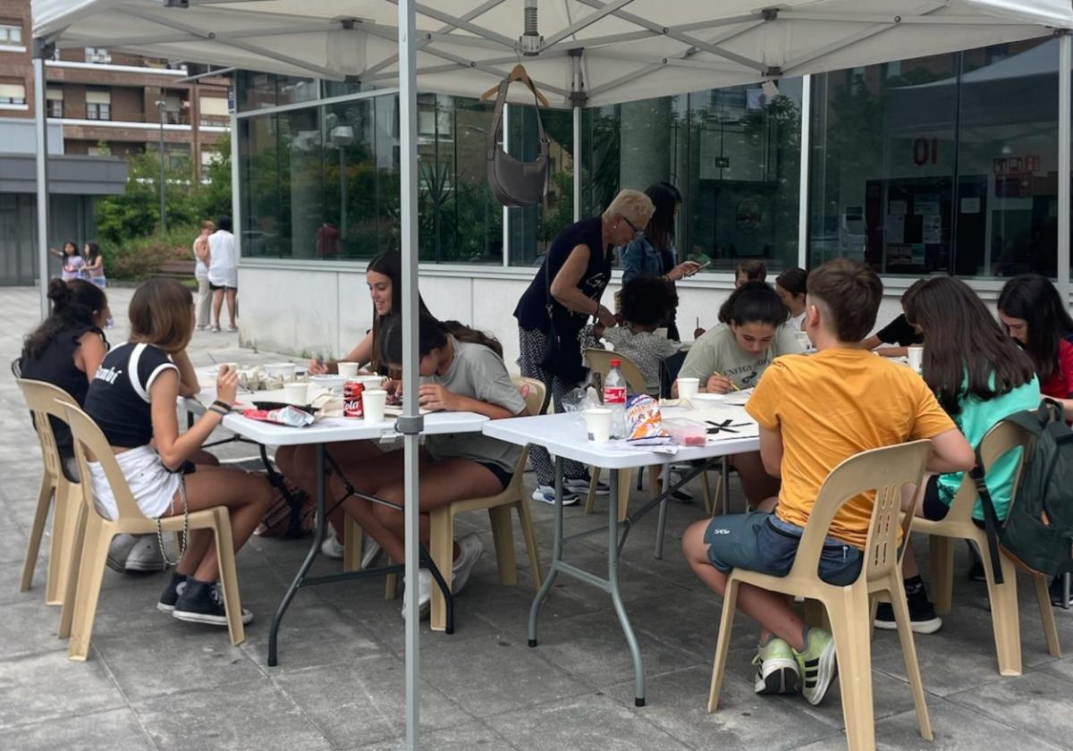 Varios jóvenes se juntaron en uno de los talleres de moda en las afueras de Palmera Montero.