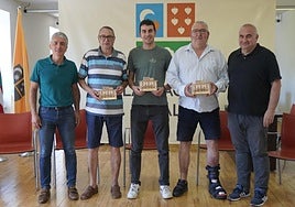 Los homenajeados y representantes del Ayuntamiento posan para la foto tras la entrega de las placas.