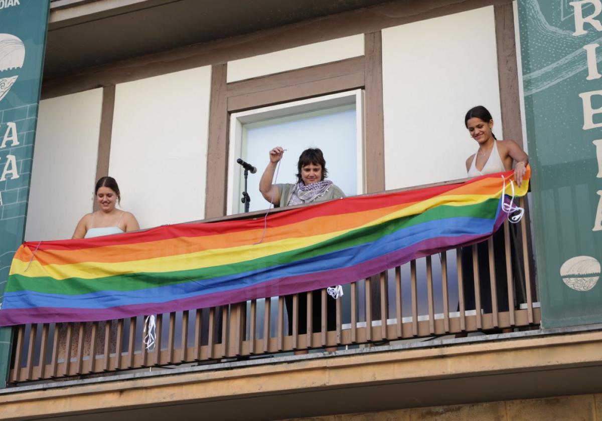 Con la ayuda de sus sobrinas, Ainhoa Etxaide desplegó la bandera arcoiris en Arma Plaza.