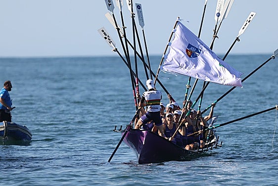 La tripulación de La Sotera iza los remos en señal de victoria, ayer en sanJuan de Luz.