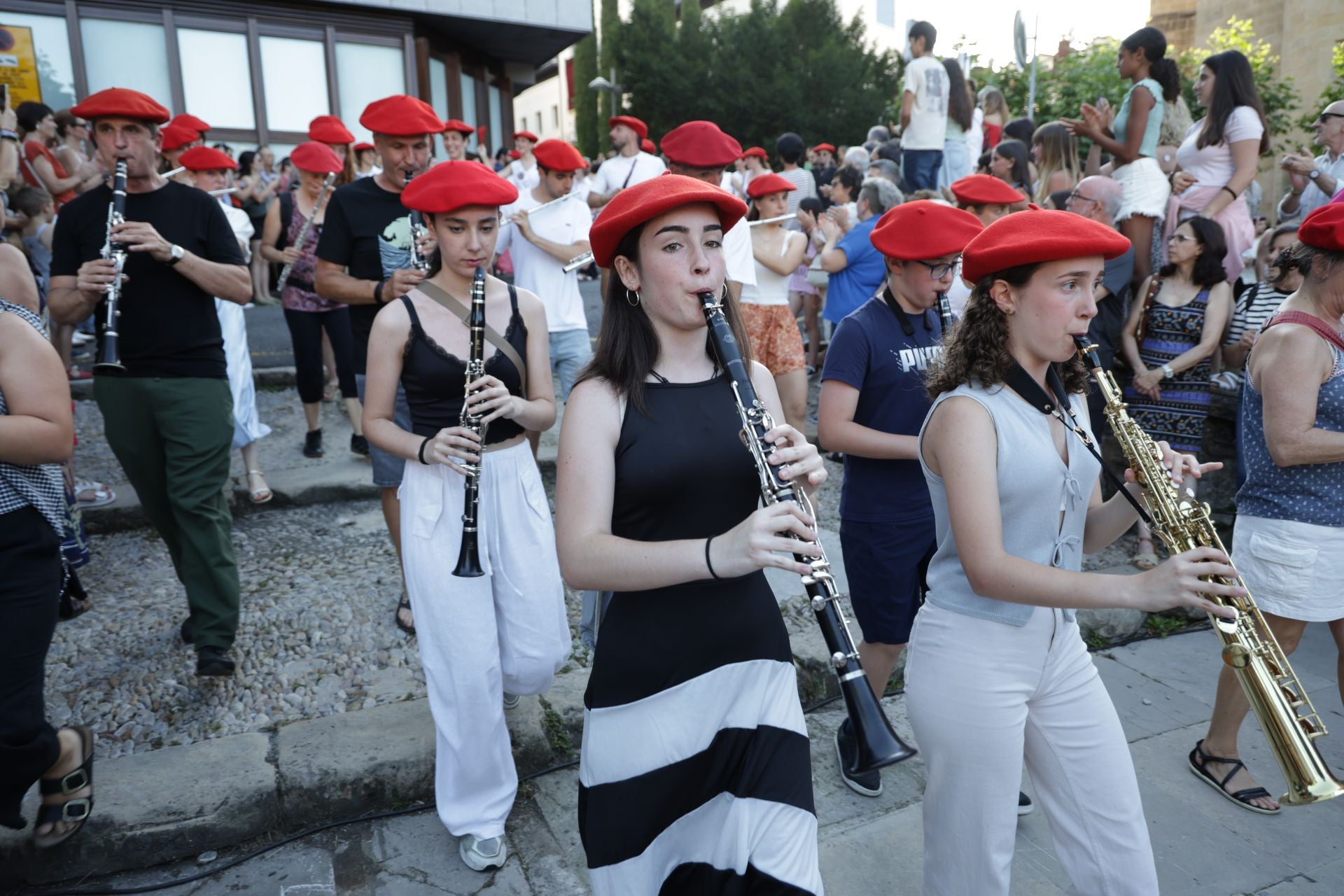 Presentación de las cantineras del Alarde público en Irun