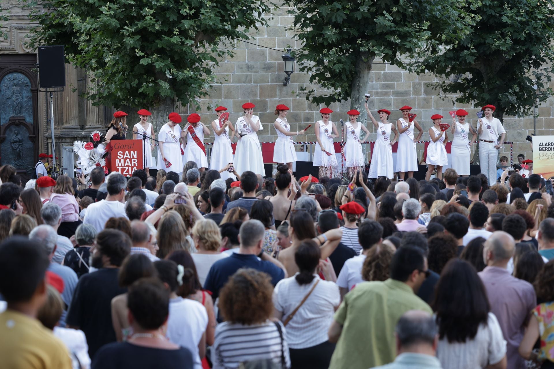 Presentación de las cantineras del Alarde público en Irun