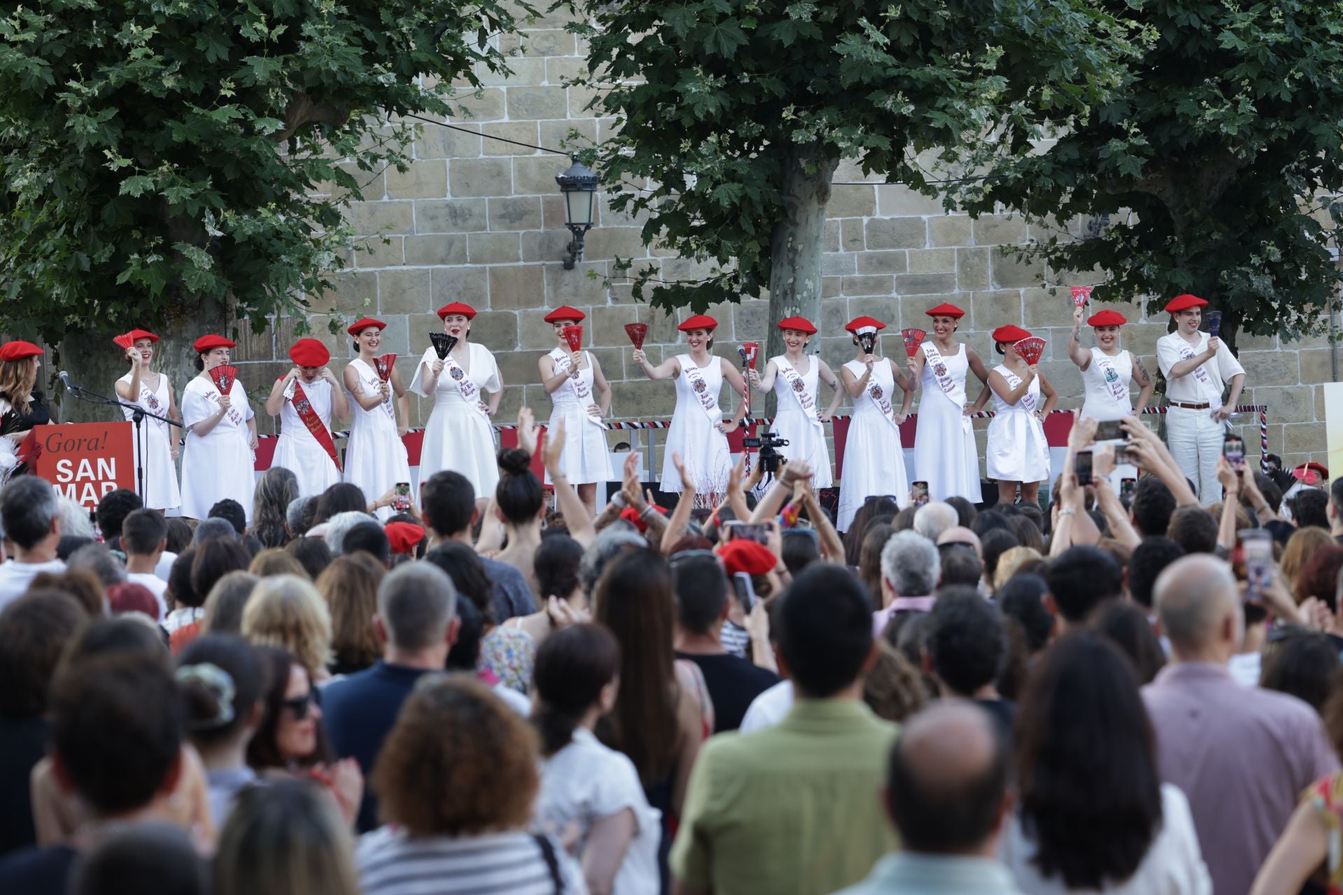 Presentación de las cantineras del Alarde público en Irun