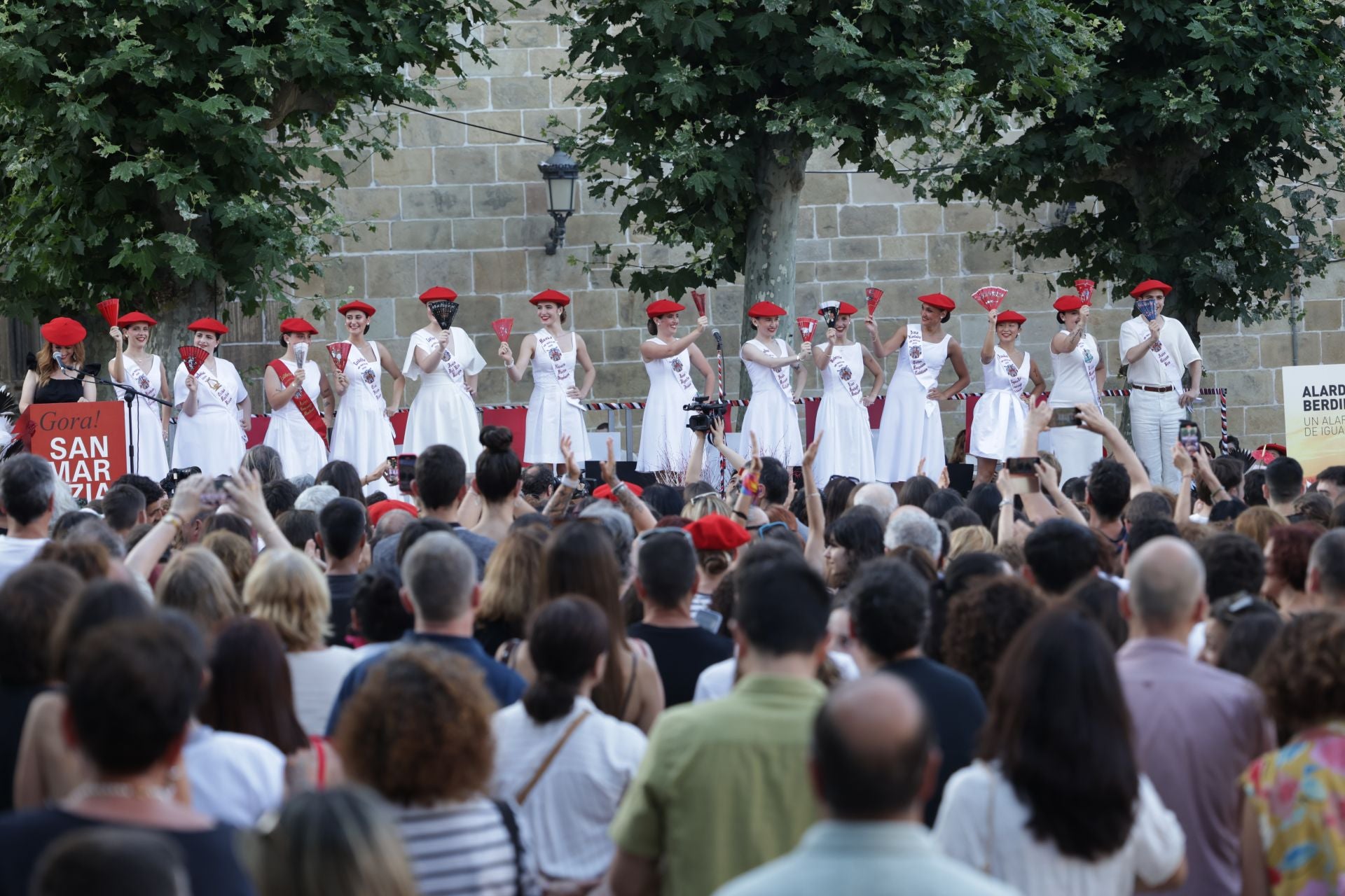 Presentación de las cantineras del Alarde público en Irun