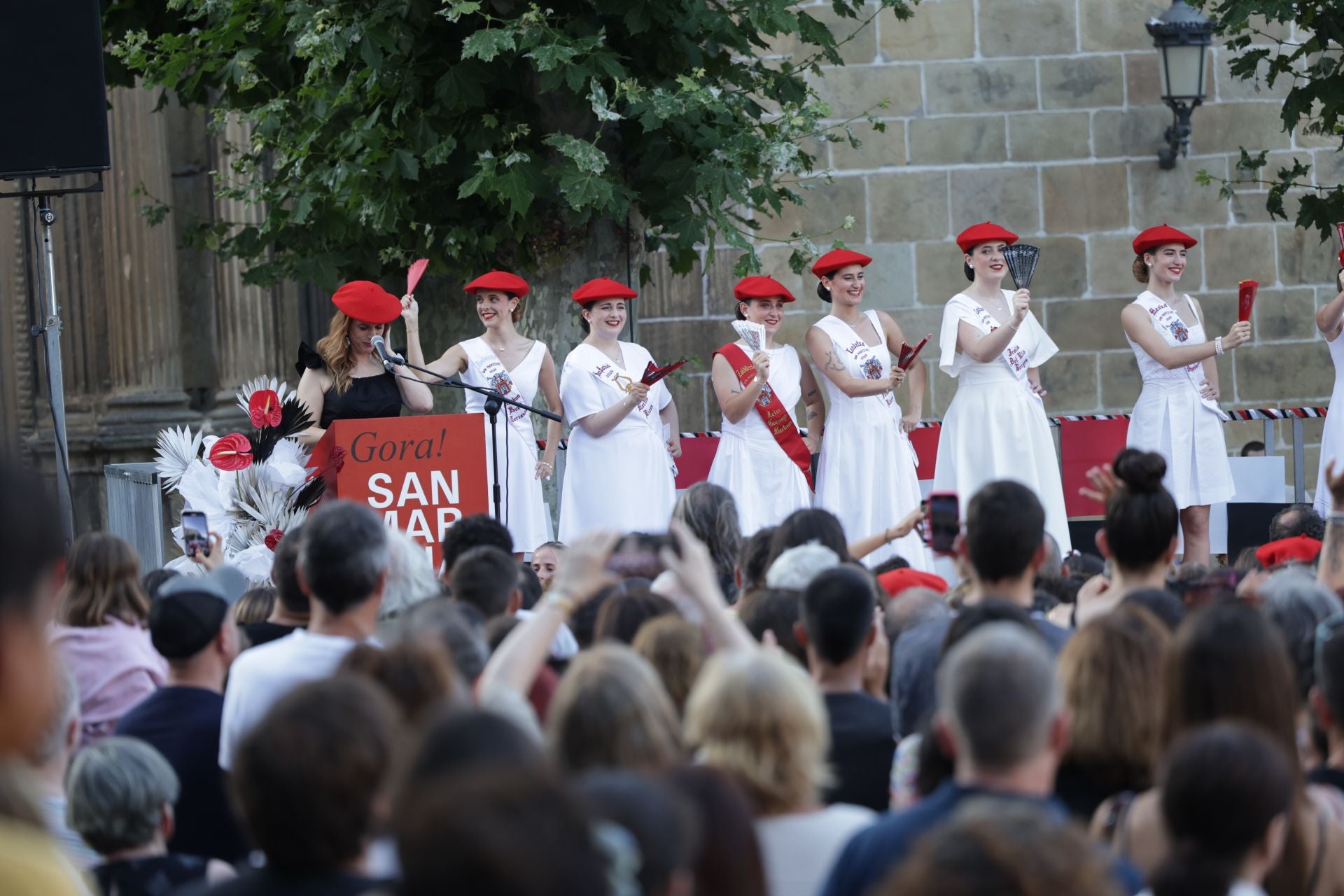 Presentación de las cantineras del Alarde público en Irun