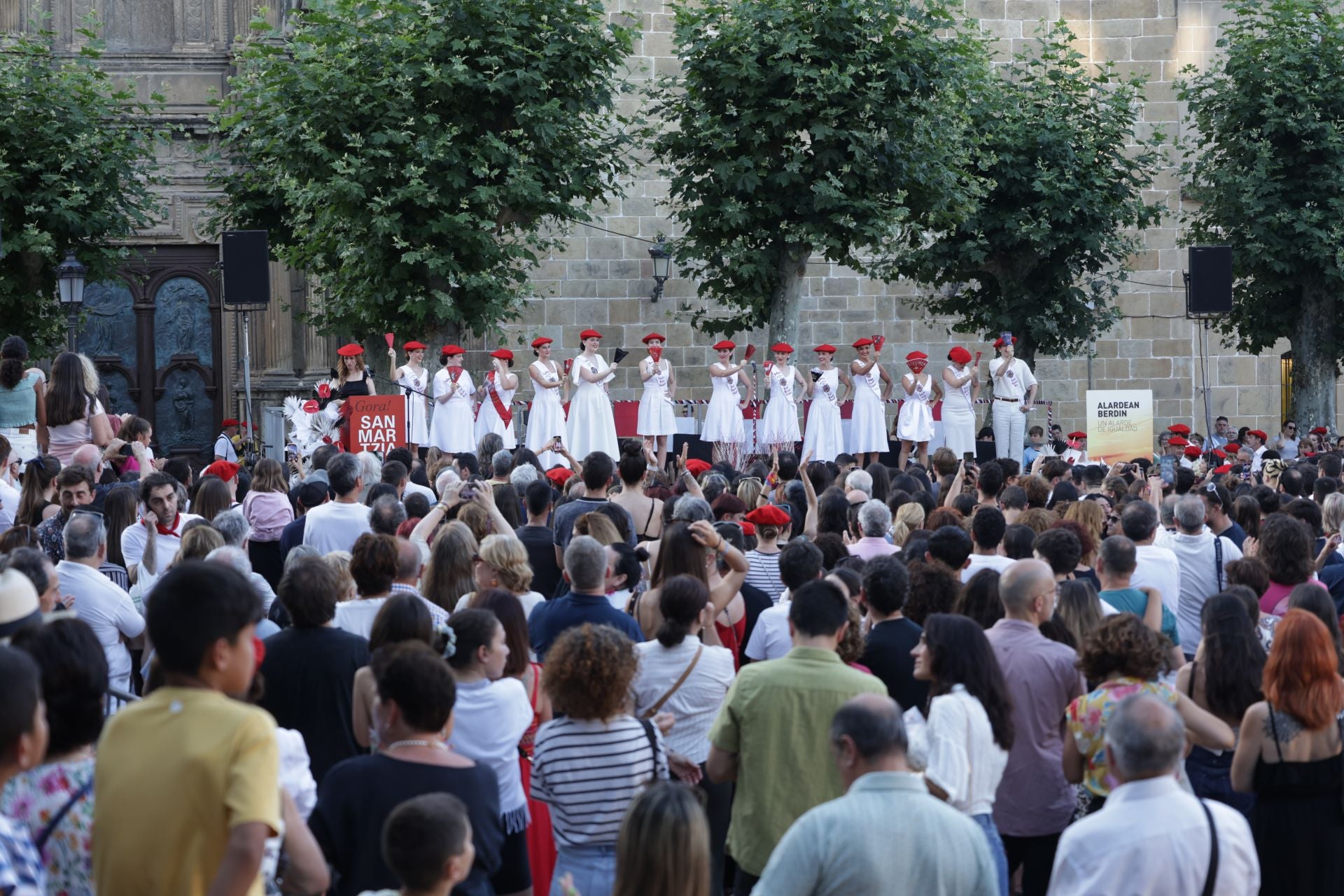 Presentación de las cantineras del Alarde público en Irun