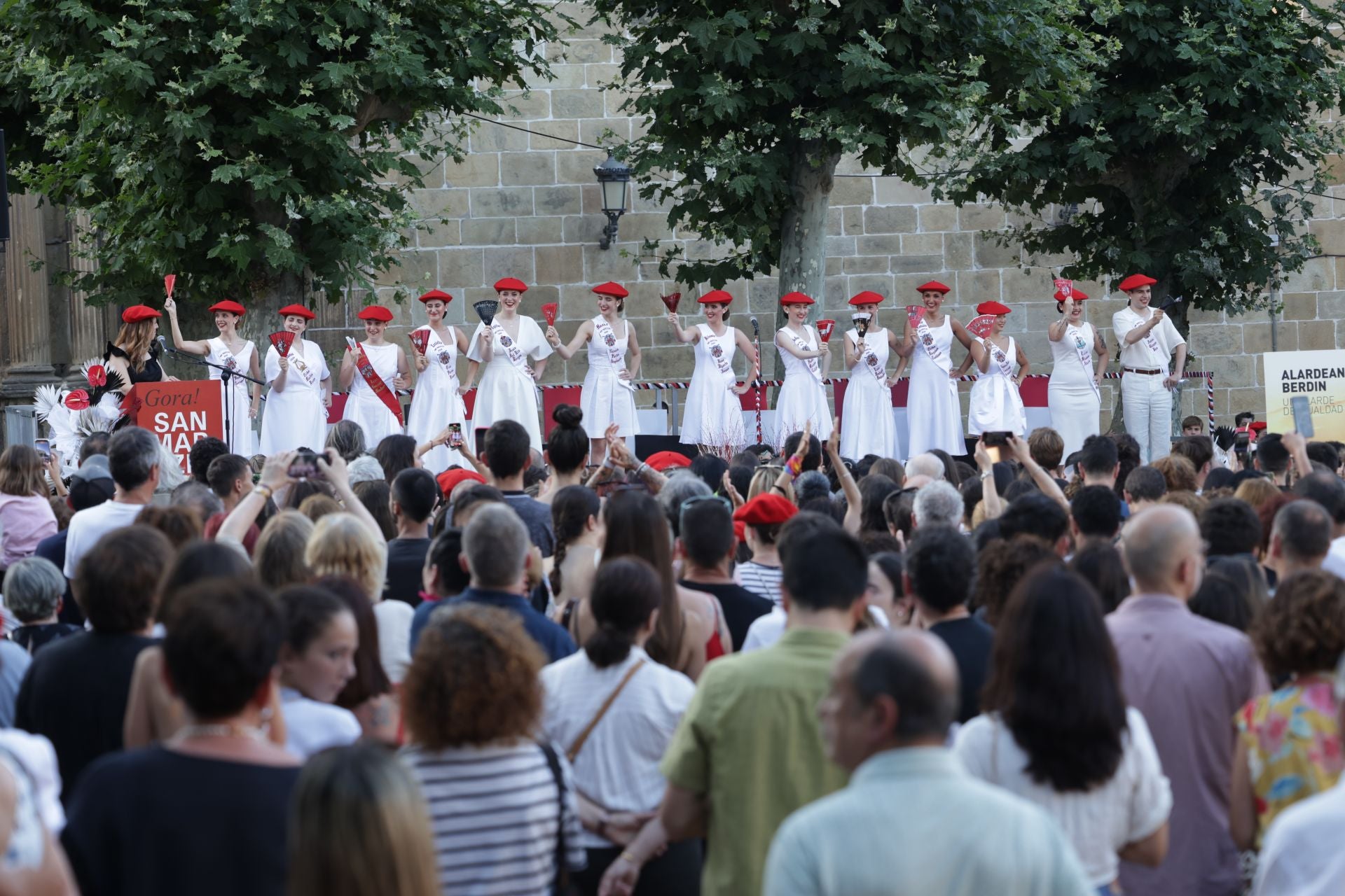 Presentación de las cantineras del Alarde público en Irun
