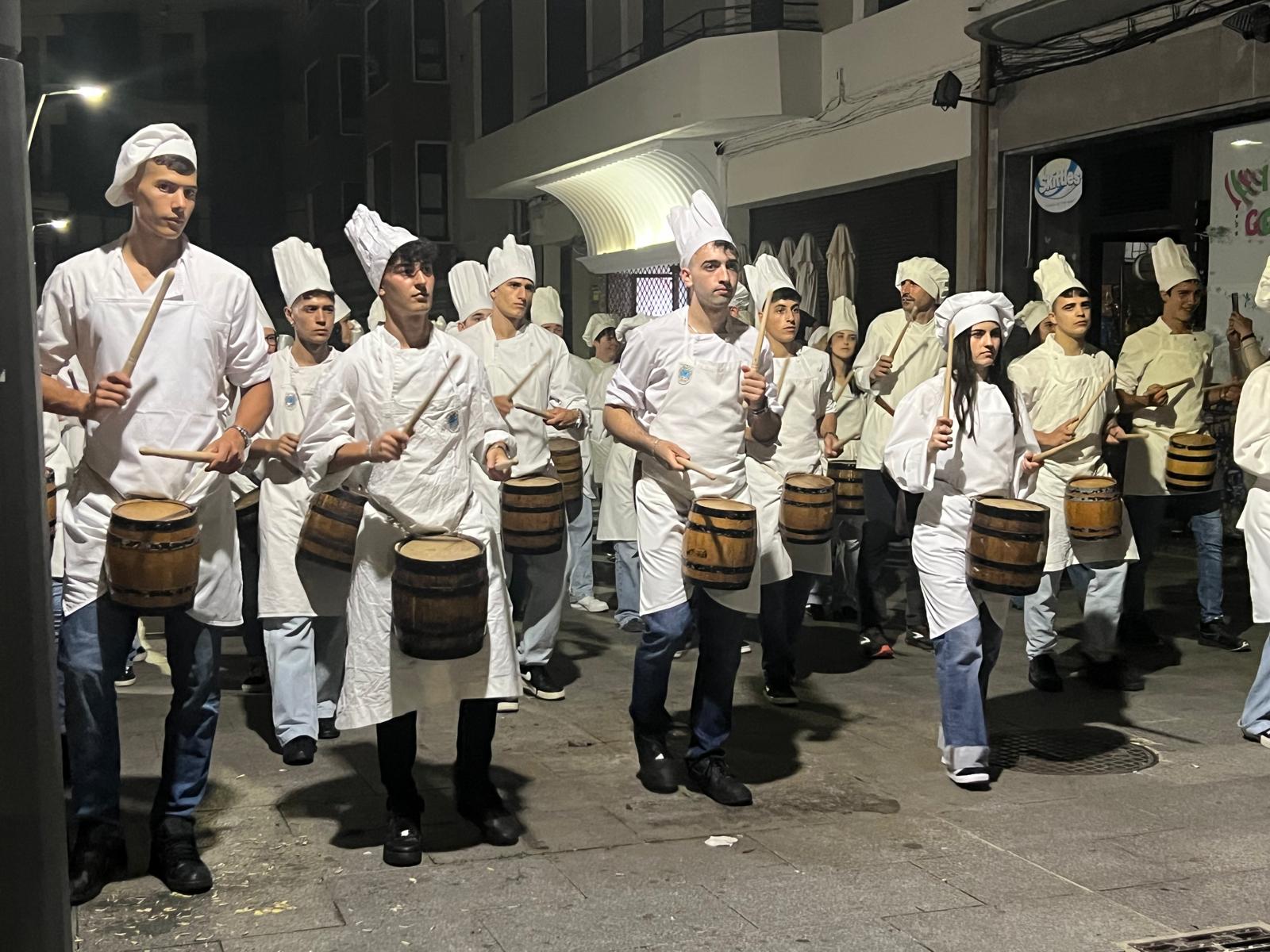 Una tamborrada con 611 participantes y un emotivo pregón de Oleta y Auzokoak