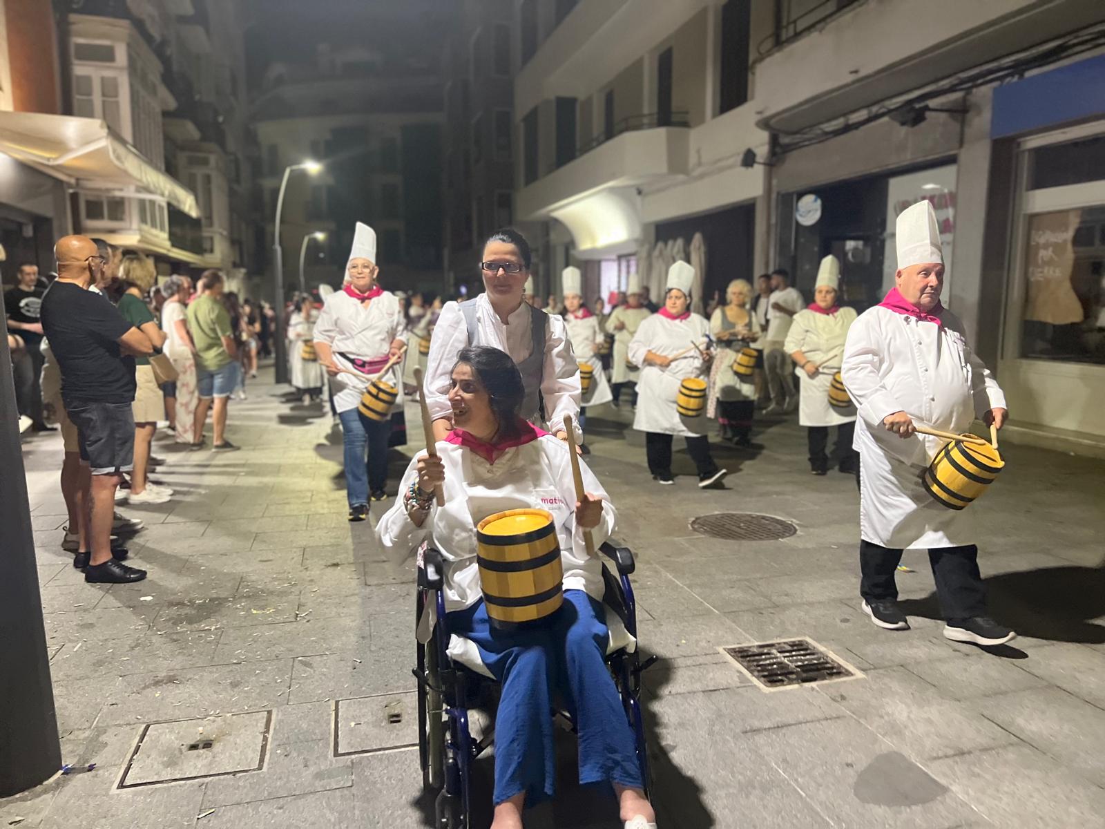 Una tamborrada con 611 participantes y un emotivo pregón de Oleta y Auzokoak