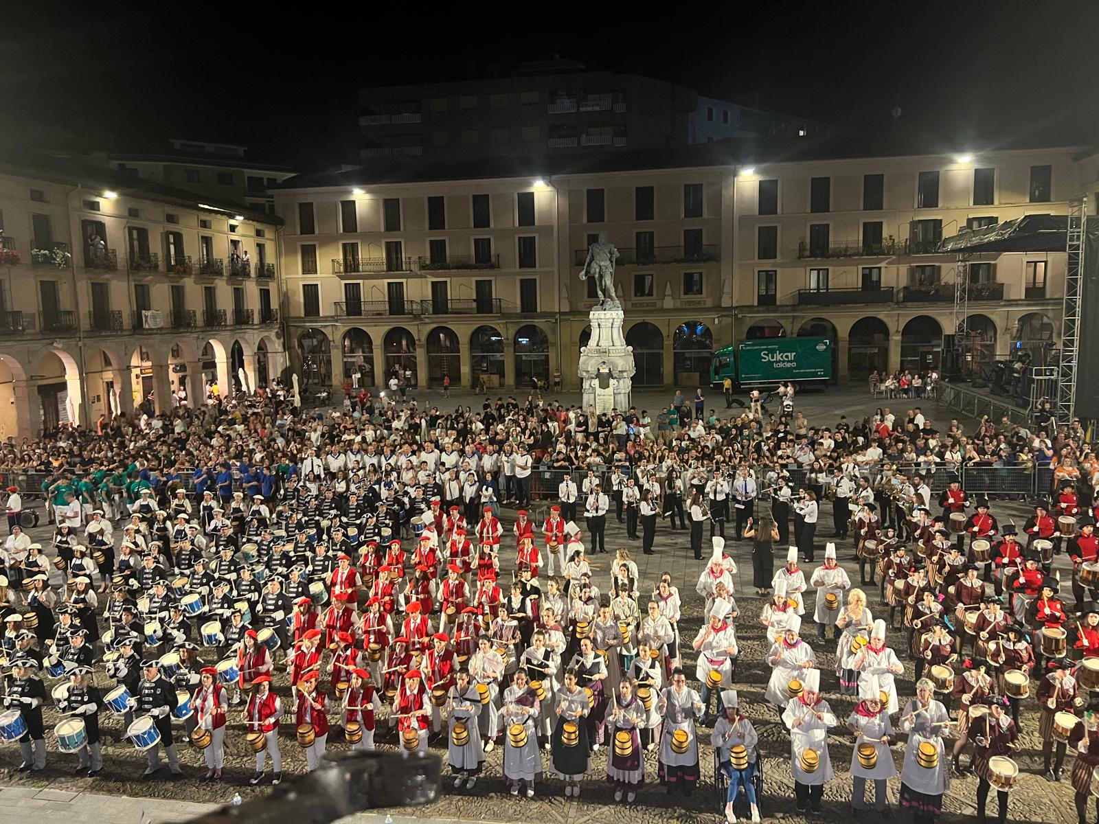 Una tamborrada con 611 participantes y un emotivo pregón de Oleta y Auzokoak