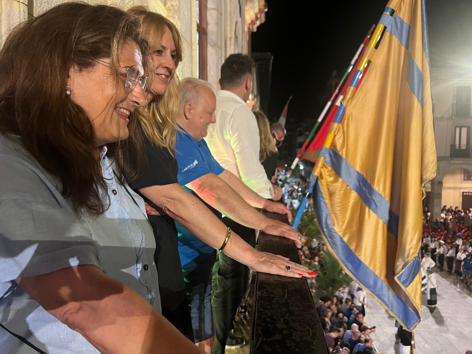 Una tamborrada con 611 participantes y un emotivo pregón de Oleta y Auzokoak