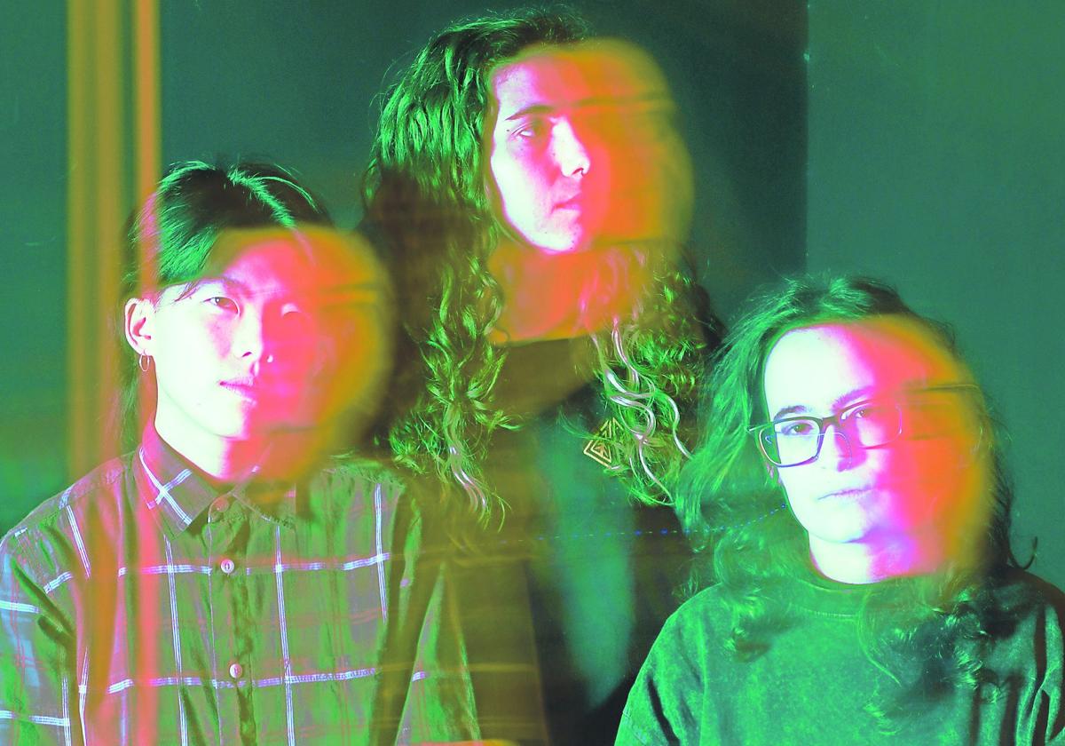 Desde Gernika actuará Mikosis, banda de rock que bebe del post-punk, con Carla Piercey, Garazi Arriaga y Ane Mei Aspiazu.