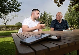 Julen y su padre relatan las duras experiencias vividas por la adicción del primero a los videojuegos y cómo se puede superar con ayuda como la que le ofrece el centro Virtuss de San Sebastián.